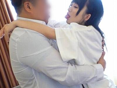 本当に女子大生!?乳首をコリコリに勃起させながら自分からベロチューしかけてくるとんでもビッチｗ