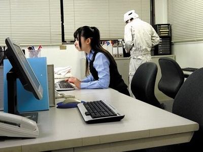 一人で残業している可愛いOLが業者に狙われて…クロロホルムで寝かされている間に中出しレイプ