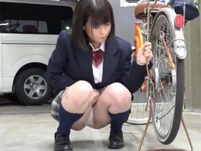 恥ずかしがりながらも自分からパンツ見せてくるJKに誘われて…