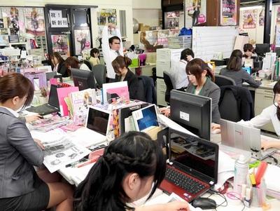 女性社員24人に対して男は3人…ハーレム状態の中でOLたちに揉みくちゃにされる大乱交ｗ