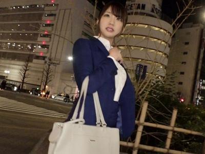 新宿駅で捕まえた人材派遣会社で働く25歳OL！日頃のストレスを発散させちゃう大量顔射パコ