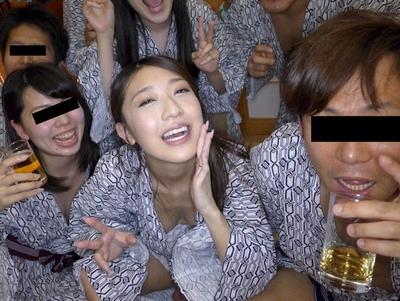 ハメを外しちゃった人妻OLが社員旅行で盛大に寝取られる大乱交ｗ