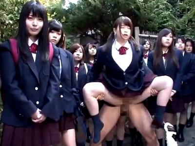 修学旅行中もチンポが溶け込んだ世界では当たり前に青姦ファック！