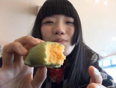 前髪パッツン、メロンパンをおいしく頬張ってるアウロリ美少女とハメ放題な温泉旅行