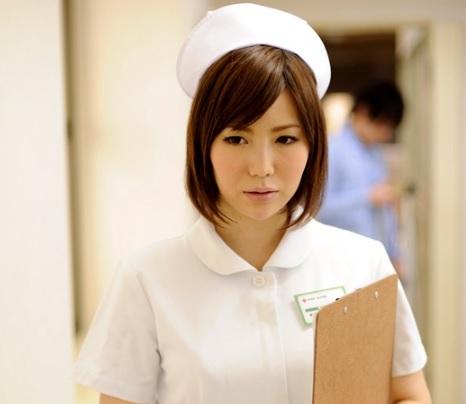 ［お漏らし×ナース］男の熱くなったチン〇で乾いていたはずのマン〇割れ目に精子を注入される看護婦