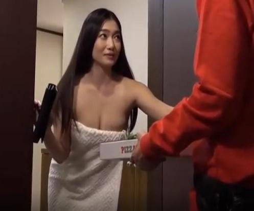 ［口内射精×人妻］激しい上下運動に没頭し、周囲が見えなくなるほどセックスに集中し達する美熟女