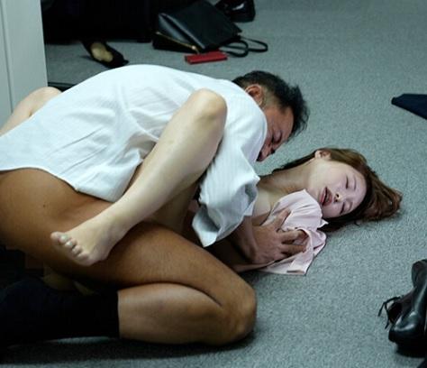 ［顔射×OL］興奮した男は迫り膨らんだ股間を目の前に！開脚させられ悶絶してしまう美人社員