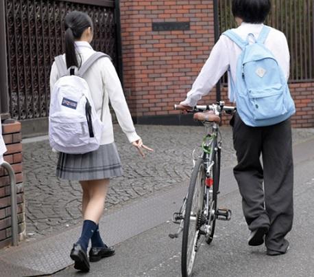 〖女子校生＠ベロチュー〗お手入れボディの穴へ入れ込んでザーメン発射で興奮してイキまくるJK