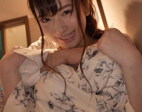 〖美少女＠ベロチュー〗官能的な表情を見せながら子宮を貫かれ乱れ狂う最高な喜びに溺れる美娘