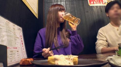 半ば騙された形で連れ込まれた素人GALがパンチラしながら勃起を誘う