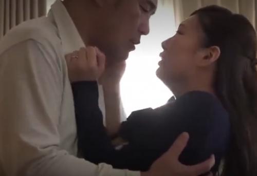 【人妻】夫公認で嫌なのに受け入れるしかない人妻！夫が見てるのに我慢できず感じちゃう