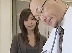 《ヘンリー塚本》旦那が待合室で待っているのにお構いなし！人妻を眠らせて勝手に肉棒挿入する変態医師《セクハラ診察》