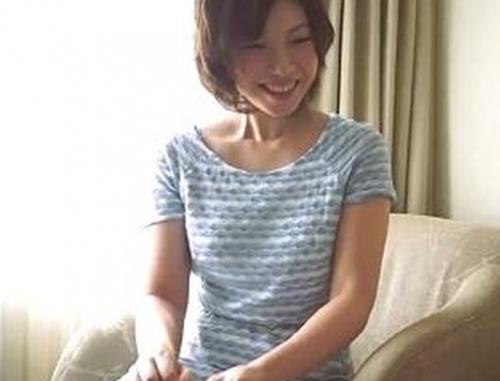【人妻ナンパ】四十路のおばさんが初対面の男のチンコを見せつけられて興味津々、大興奮でイキまくりセックス披露【熟女NTR】