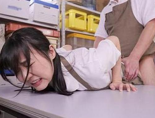 【人妻NTRレイプ】家計のためにコンビニバイトを始めた奥さま！客がいなくなると店長の肉便器オナホにされて接客中でも性処理