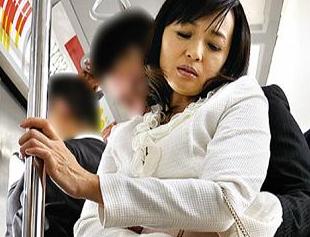 【五十路熟女】久しぶりに男性に触られて痴漢相手に興奮しちゃう妻！優先席シートで挿入されて痙攣イキ《おばさんレイプ》