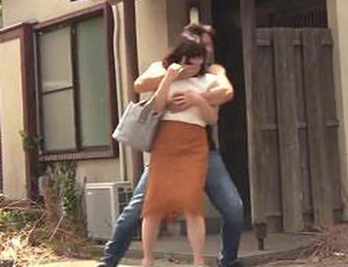 玄関出た瞬間DQNが強襲【熟女おばさんレイプ】熟女の欲求不満マンコをとろとろに快楽落ちさせて肉棒挿入《中出し》