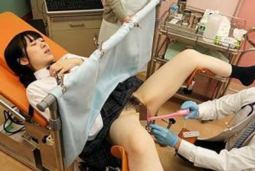 【セクハラ産婦人科】無知なバカ少女が医師に好き放題、胸揉まれマンコに指挿れられ…セックスまでされちゃうJKたち《レイプ》