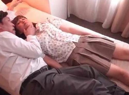 【パパ活JK】パパに眠らされて添い寝されるロリ少女！勝手に服を脱がして子供体型の女子と愛し合う《昏睡レイプ》