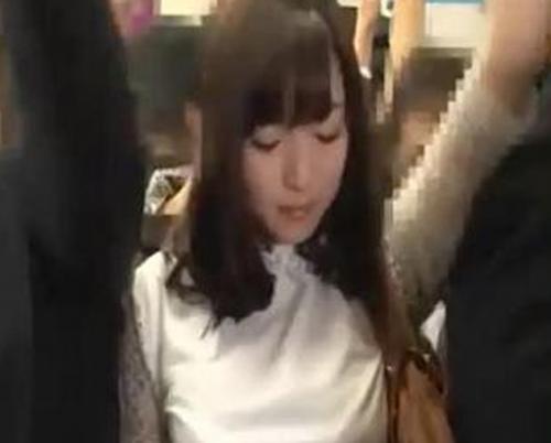 【痴漢】可愛い童顔OLさんが痴漢師に襲われてリモコンバイブを…電車内でお漏らし、絶頂イキしてしまう《レイプ》