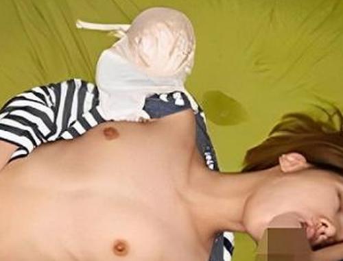 【ストーカー盗撮】ついに自宅特定されて変態男が家に無断侵入…勝手にロリマンコに挿入され大量精子ドピュッ【昏睡レイプ】