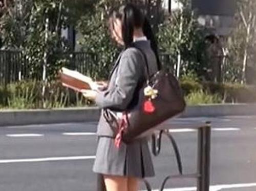 【JK痴漢】バスの中でも参考書を呼んでいるマジメ少女を襲う！無毛マンコに肉棒挿入されて中で精子どぴゅ《レイプ》