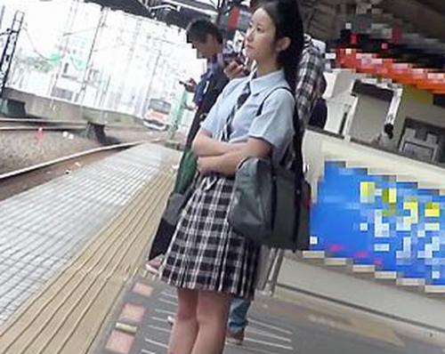 【優等生JK】ロリかわいい経験少なめJKが電車で痴漢されてオマンコびしょ濡れ…オチンポ挿入されちゃう《中出しレイプ》