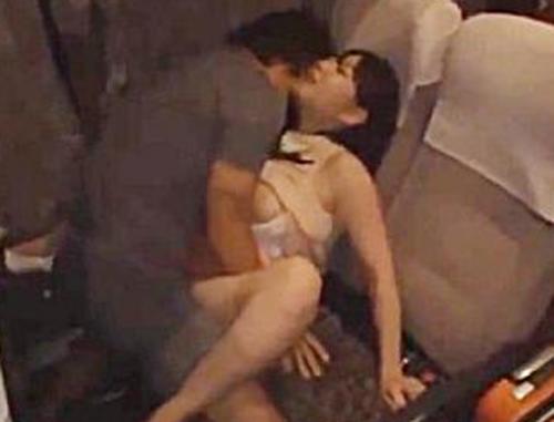 【バス痴漢】童顔の女子大生にこっそり近づいて…無理やりチンコねじ込みピストン、強引なセックスでイカされちゃう《レイプ》