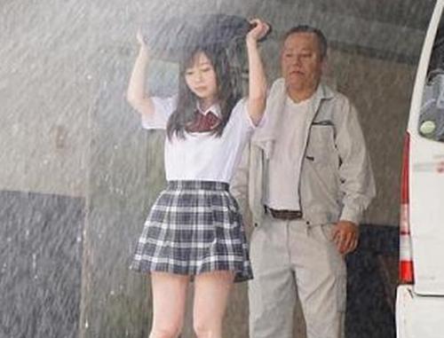 【黒髪JK】雨で制服濡れ透け女子が襲われて…肉体労働社の力強いセックスで快楽落、肉便器にされちゃう《レイプ》