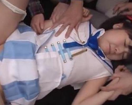 【アイドル集団レイプ】コスプレ姿でキモオタたちから無毛マンコに肉棒挿入されちゃう少女…抵抗できず生ハメ輪姦《つぼみ》