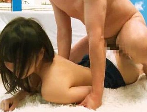 《ほぼレイプ？》ロリ童顔な女子大生にインタビュー中、突然後ろから裸の男が現れてパンティずらしハメ、無断挿入【MM号】