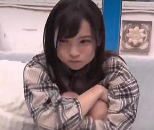 【MM号】可愛いJDの後ろからコッソリ近づいて突然チンコ挿入！完璧レイプなのに強引にピストンされて痙攣イキする童顔女子