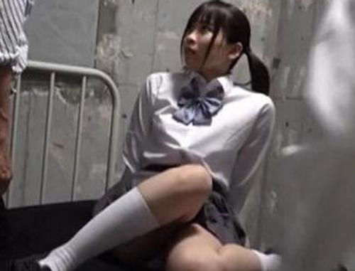 【JK】童顔ロリ少女に変態オッサンたちが襲いかかる…泣き叫ぶ少女マンコに容赦なくピストン続ける《中出しレイプ》枢木あおい