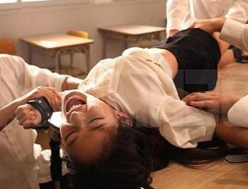 【女教師】新任の貧乳先生が勉強教えて欲しいと頼まれて教室に行くと襲われた！思春期チンコに貫かれ絶叫《中出しレイプ》