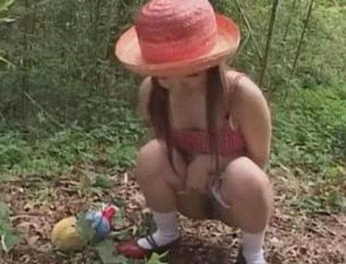 【ロリ注意】田舎のロリ美少女が野外でおしっこ…『さっきオシッコしてたよね？』変態オヤジにおま〇こ舐められちゃう《レイプ》