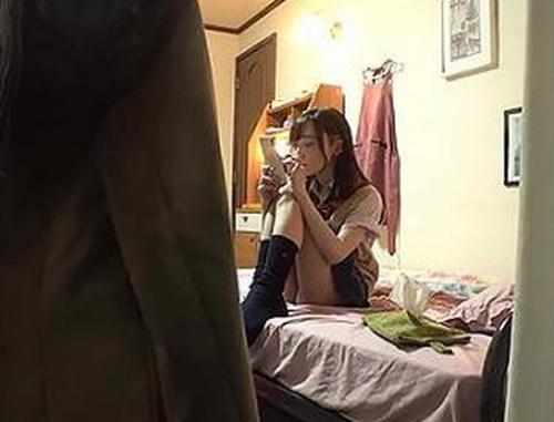 《昏睡レイプ》制服女子を尾行して盗撮を続けるストーカーの映像記録！ついに寝室に侵入してロリマンコに極太挿入【JK中出し】
