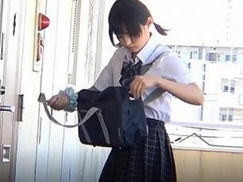 《JK盗撮》ストーカーが美少女JKを尾行して撮影、ベランダから部屋の中で学生同士のぎこちないセックスも撮影《渚みつき》