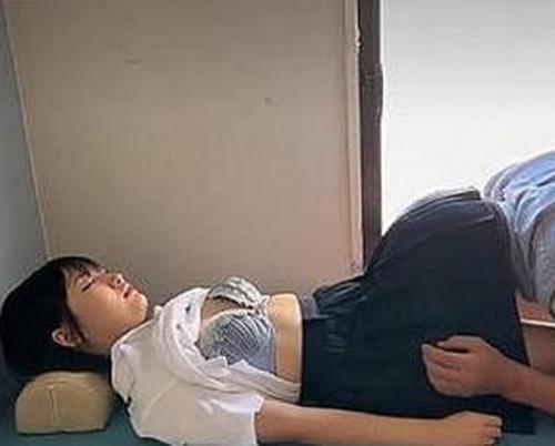 【JKレイプ】眠っているロリっ子のスカートに頭突っ込んでクンカクンカ…若いマンコの匂いを堪能してオチンポ挿入しちゃう