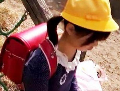 《小○生レイプ》下校中のランドセル女子に声をかけて自宅にお持ち帰り！生理のきてない綺麗なワレメに挿入するロリコン野郎