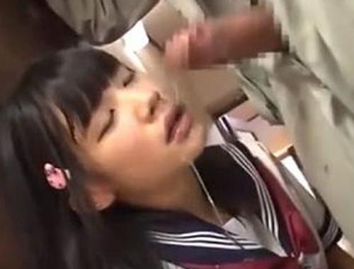 【セーラー服JK】少女の後ろで媚薬チンコをスタンバイ…口にチンポ突っ込まれて強制フェラ！快楽落ちするロリ女子《レイプ》