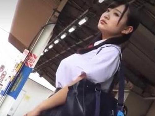 【JK痴漢】ロリ顔の可愛い巨乳女子に密着する変質者…抵抗できずに電車の中でチンコ挿入されてしまう《レイプ》