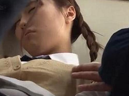 《JK痴漢》お尻を触られて羞恥と恐怖で声が出ない…泣きそうな制服女子に男は更に興奮して行為がエスカレート《レイプ》