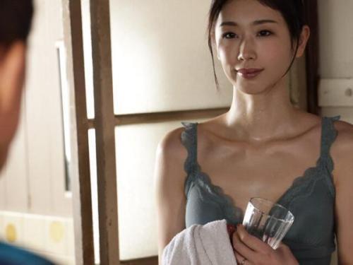 【小松杏】細身で貧乳な人妻熟女の誘惑に理性崩壊！大人の凄テクで勃起チンポにまたがりバレたらヤバい不貞セックス！