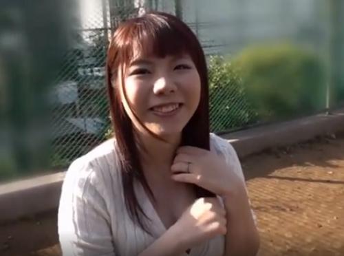 〖三十路＠フェラ〗魅惑的な表情が魅力的でギンギンになった肉棒が敏感になったアソコへ挿入される美乳妻
