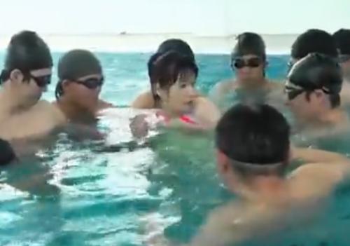 【人妻NTR輪姦】事務に通い始めた妻だったが客は男ばかり…巨乳熟女に欲情した男たちは妻を狙って寄ってくる《奥田咲》