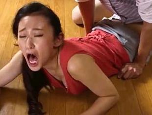 【ながえスタイル】自分の熟れた体を慰めている人妻を見て興奮が押さえられない男は部屋に侵入して犯す【熟女レイプ】