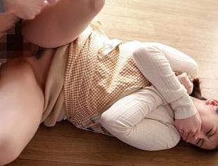 《ながえスタイル》押し倒されて強引にチンコねじ込まれる熟女…膣奥をガン突きされて必死に声ガマンする熟女《人妻レイプ》