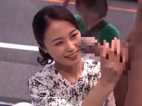 【MM号】セックスが下手な旦那で欲求不満な三十路奥様が大きなチンチンに興味津々『少し挿れたいかも…♡』【人妻
