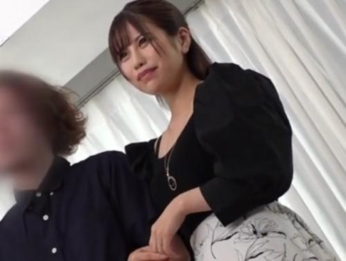 ヌード撮影をすることになった清楚奥さん！相手モデルにチンコ擦り付けられ発情してしまい…！？