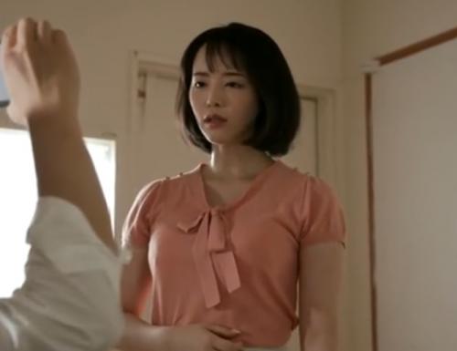 『ほら、早く脱げよｗｗ』生意気な生徒に脅された美人な先生が…撮影されながら全裸にされセックスを強要される激ヤバ動画