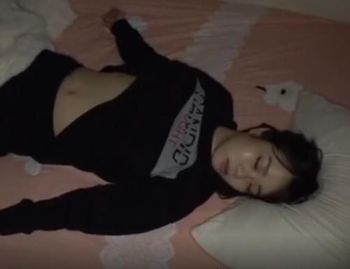 昼間に街で見かけた可愛い女子●生の自宅を突き止め…自宅に侵入してレ●プする犯罪男のヤバい動画＜制服美少女＞